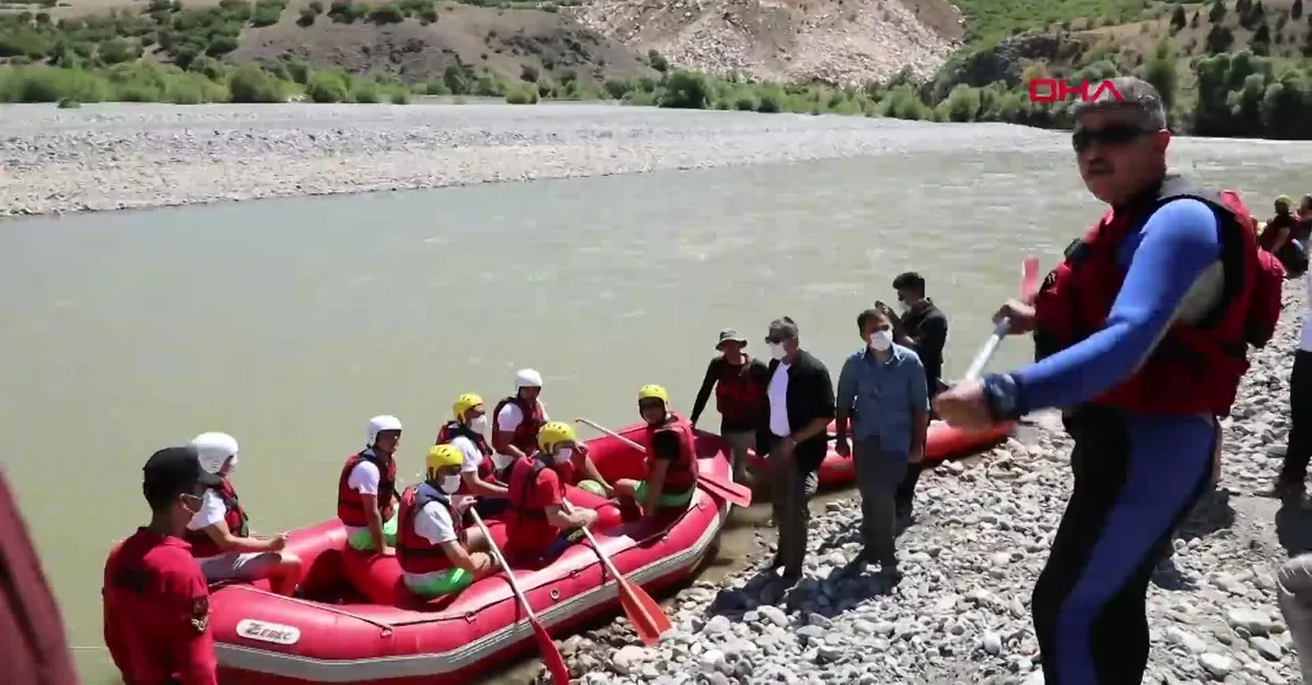 Binali Yıldırım Erzincan'daki Karasu Nehri'nde rafting yaptı!