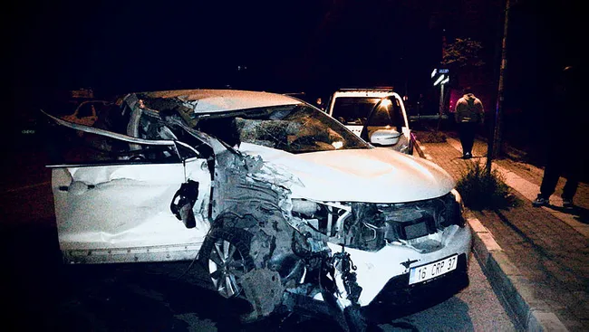 Aşırı hız kaza getirdi! Önce kamyona, ardından da kaldırıma çarptı: 3 yaralı - 2