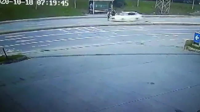 İstanbul'da yolun karşısına geçmek isteyen iki genç kıza otomobil çarptı! - 3