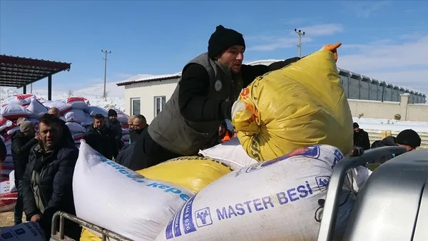 osmaniyede-depremlerden-etkilenen-besicilerin-yaralari-sariliyor-226-ton-yem-ulastirildi-1677660808813.jpg Osmaniye'de depremlerden etkilenen besicilerin yaraları sarılıyor! 226 ton yem ulaştırıldı - 3