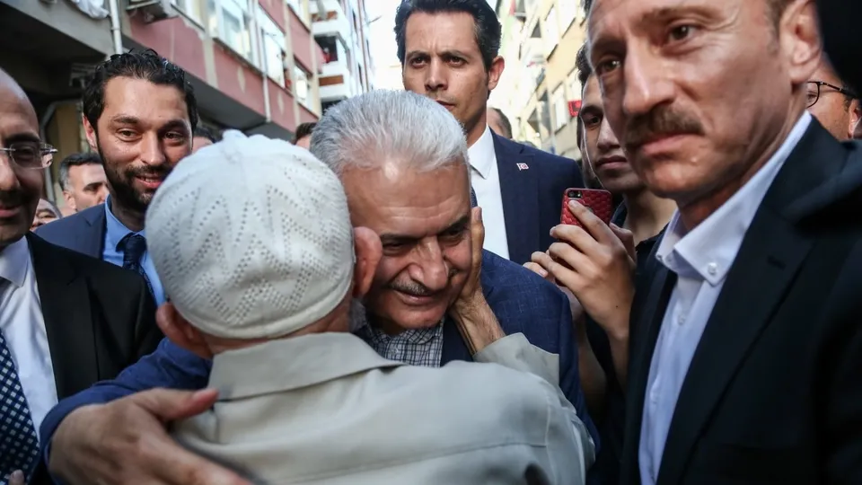 Binali Yıldırım Bahçelievler'de halkla kucaklaştı