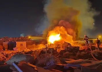 Antakya'da hurdalık alevlere teslim oldu