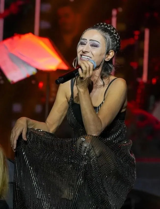 yildiz-tilbeden-gulduren-60-yas-benzetmesi-1785489797805.jpg Yıldız Tilbe'den güldüren 60 yaş benzetmesi - 2