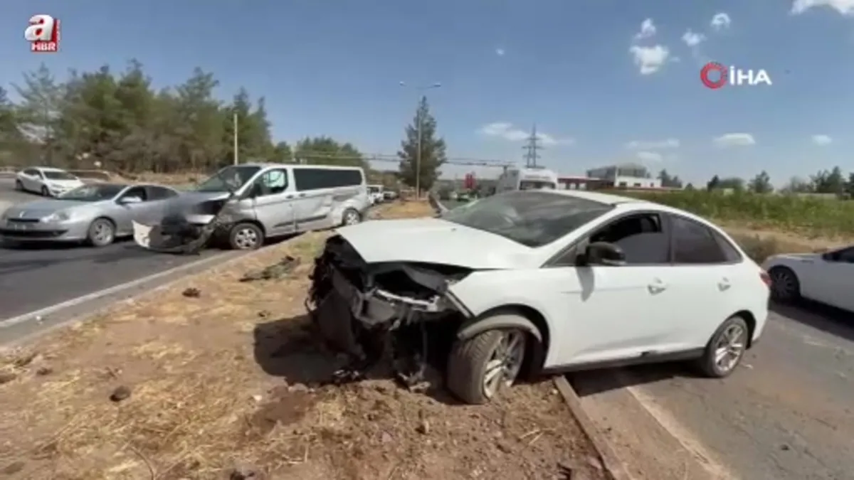 Yola kontrolsüz giren kamyonet çarptığı otomobili karşı yola fırlattı