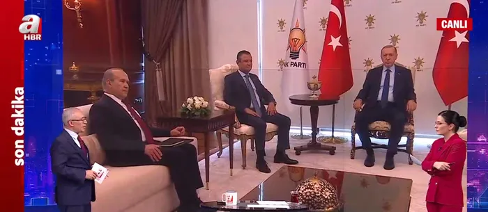 Başkan Erdoğan ile Özgür Özel arasında 1.5 saatlik anayasa zirvesi! Partilerden ilk açıklama: Görüşme olumlu havada geçti! Başkan Erdoğan’dan iade-i ziyaret | Özel kulis bilgileri A Haber’de!