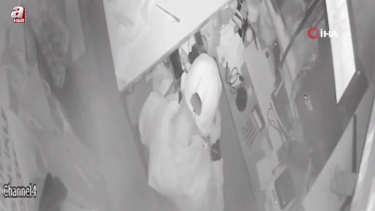 Önce sigara içtiler sonra sakin sakin dükkanı soydular o anlar kamerada