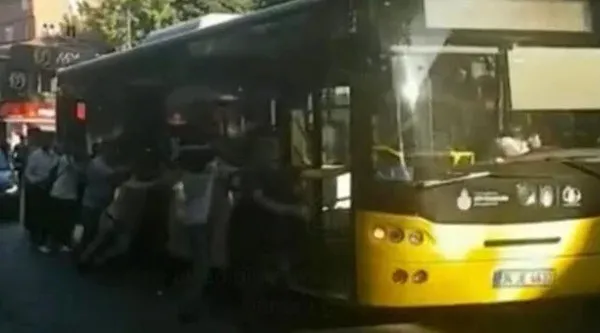 istanbulda-yeni-iett-skandali-motor-bolumu-yanan-otobusu-vatandas-sondurdu-1665051207529.jpg İstanbul'da yeni İETT skandalı! Motor bölümü yanan otobüsü vatandaş söndürdü - 3