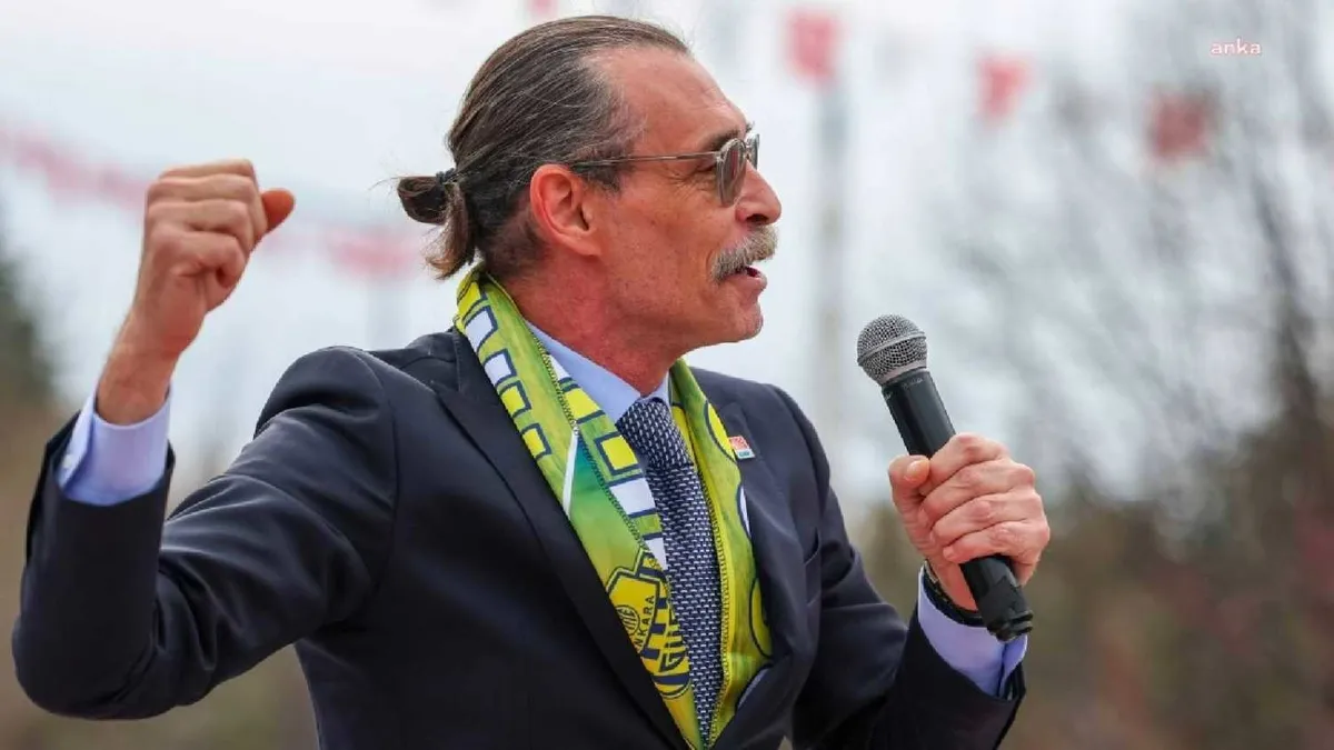 CHP'li Etimesgut Belediyesi Kızılay'ın bağış kutularını çöpe attı