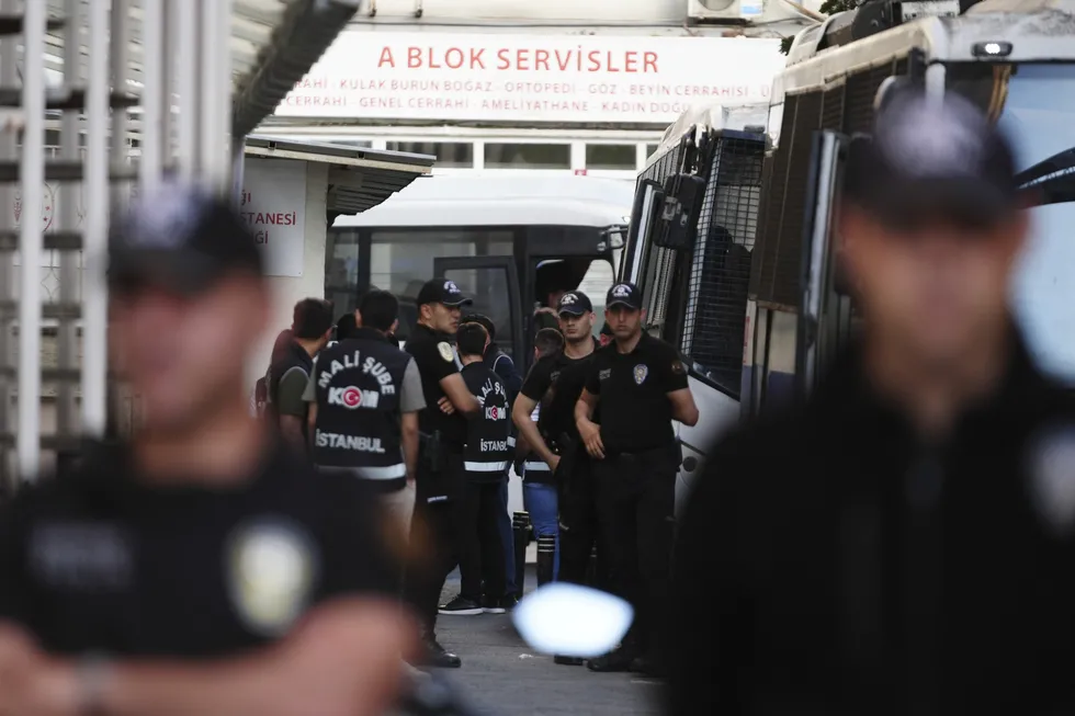 Silivri Belediyesi'ne yönelik 'yolsuzluk' soruşturması: Belediye Başkanı Balcıoğlu dahil 10 kişi tutuklandı! - 1