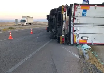 Kontrolden çıkan TIR devrildi