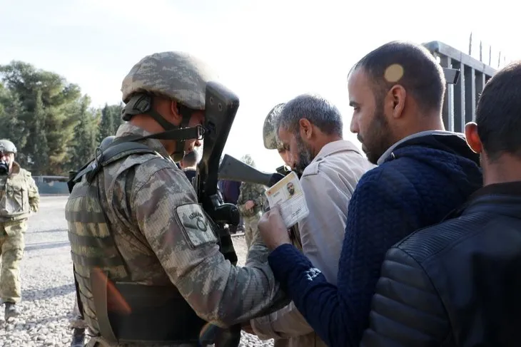 Suriyeliler, Türk askerini öperek evlerine böyle döndü...