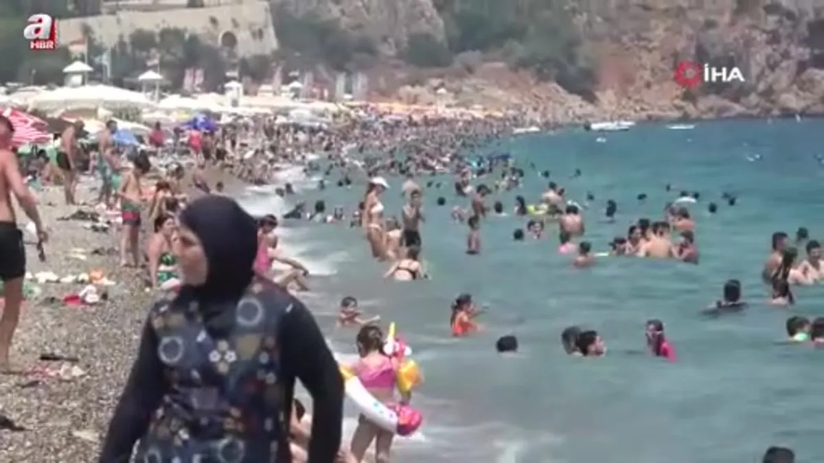 Antalya'da hava sıcaklığı 37 deniz suyu 32 derece oldu