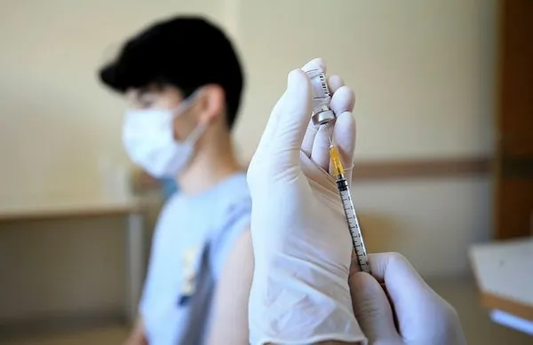 Son dakika: Sağlık Bakanlığı koronavirüs rehberini güncelledi! İki aşısı olanlar temaslı olsa da karantinaya girmeyecek - 1