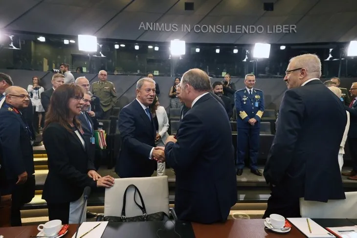 Milli Savunma Bakanı Hulusi Akar NATO Karargahı’nda! Masadaki detay dikkat çekti
