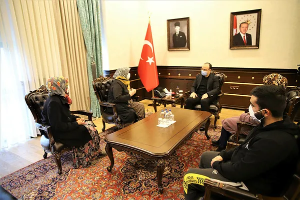 Can Dündar'ın algısı çöktü! Başkan Erdoğan'dan talepte bulunan kadınları Elazığ Valisi Erkaya Yırık misafir etti - 3