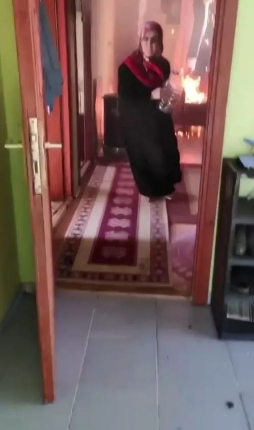 antalyada-evlerinde-yangin-cikan-insanlarin-panik-anlari-kamerada-1635509810005.jpg Antalya’da evlerinde yangın çıkan insanların panik anları kamerada - 3