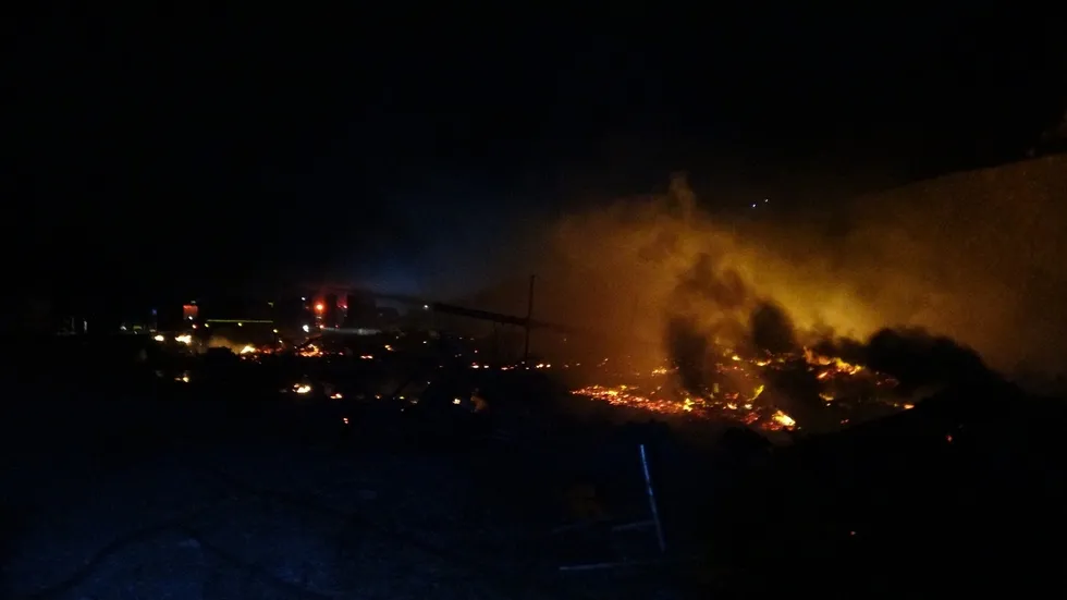 Antalya Balıkçı Barınağı’nda gece yangını! Şiddetli rüzgârın ardından büyük hasar: 20’den fazla tekne küle döndü - 6