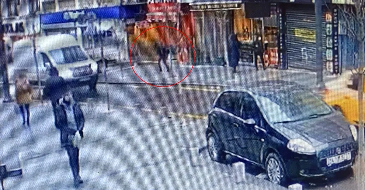 İstanbul'da akılalmaz olay! Yolda yürürken üstüne insan düştü