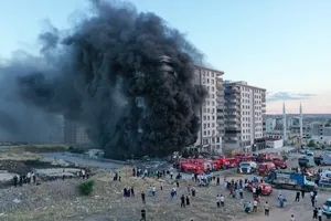Şanlıurfada 10 katlı apartmanda yangın!