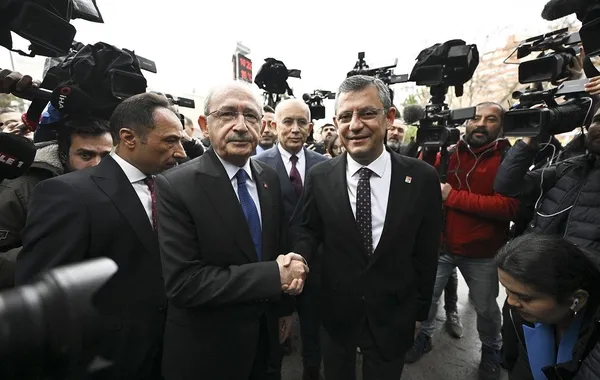chp-lideri-ozgur-ozelden-kemal-kilicdarogluna-serzenis-siyasette-yumusamaya-engel-olma-1714883454093.jpeg CHP lideri Özgür Özel’den Kemal Kılıçdaroğlu’na serzeniş: Siyasette yumuşamaya engel olma - 4