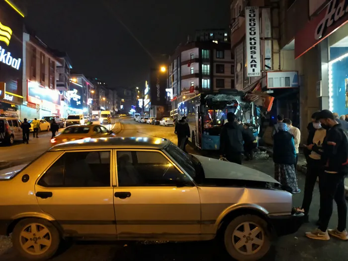 Eyüpsultan'da İETT otobüsü önce iş yerine sonra otomobile çarptı! Kaza anı kamerada - 3