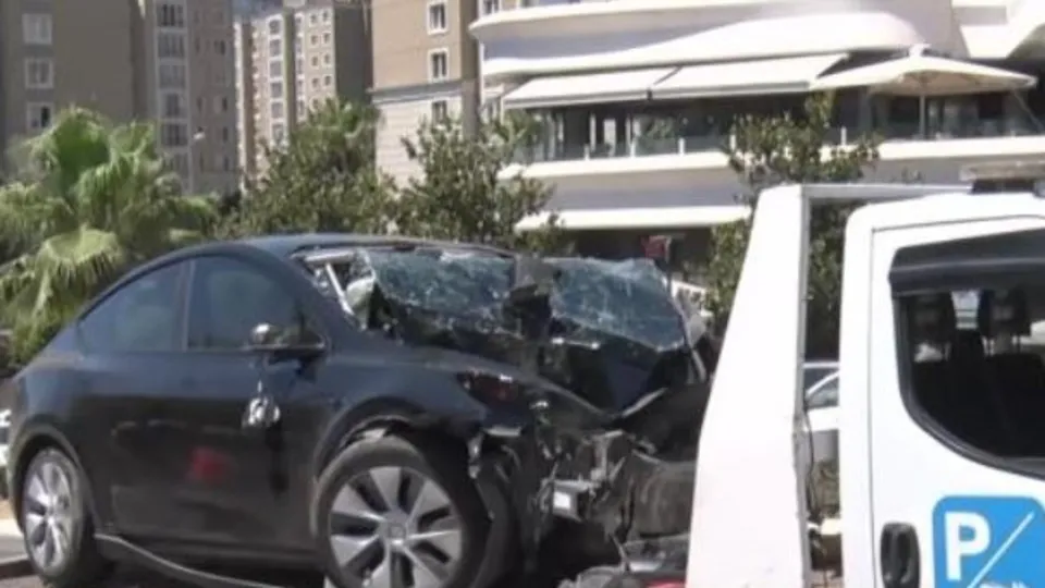 Kontrolden çıkan otomobil ağaca çarptı