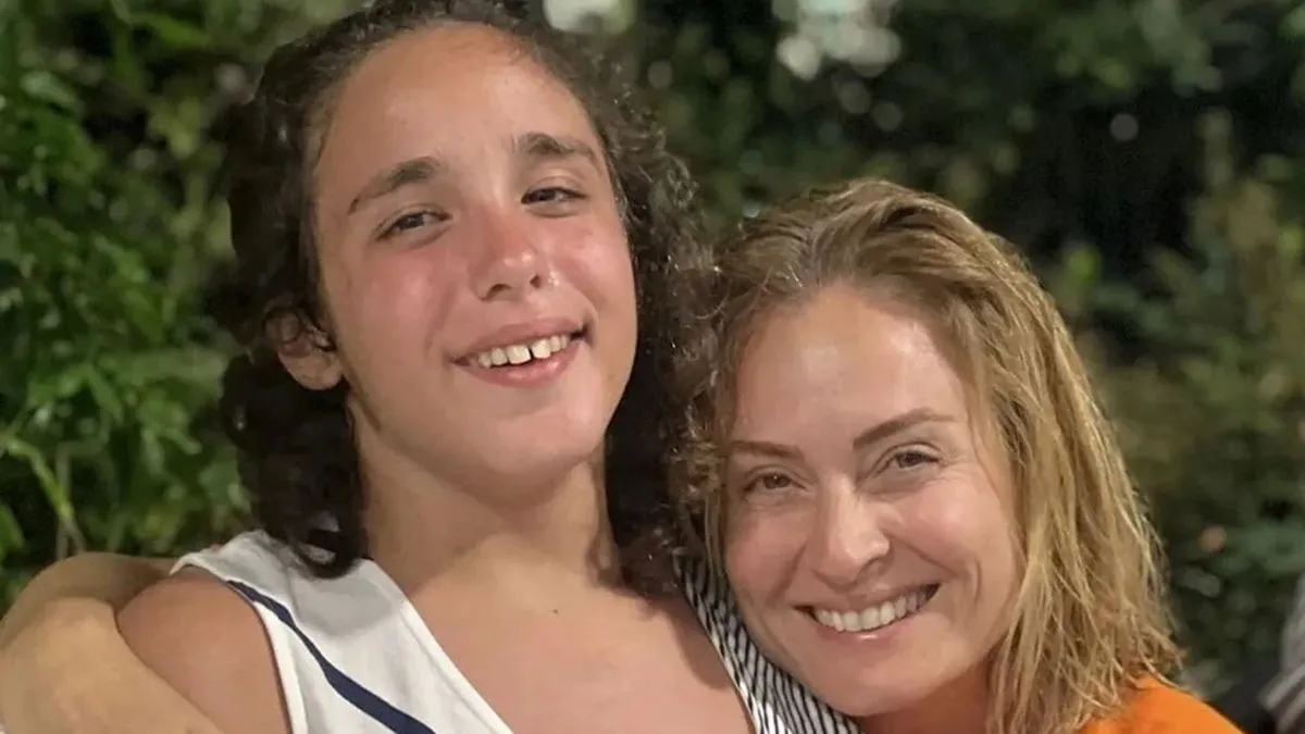 Ceyda Düvenci'nin kızı Nil Karaibrahimgil ile sahneye çıktı!