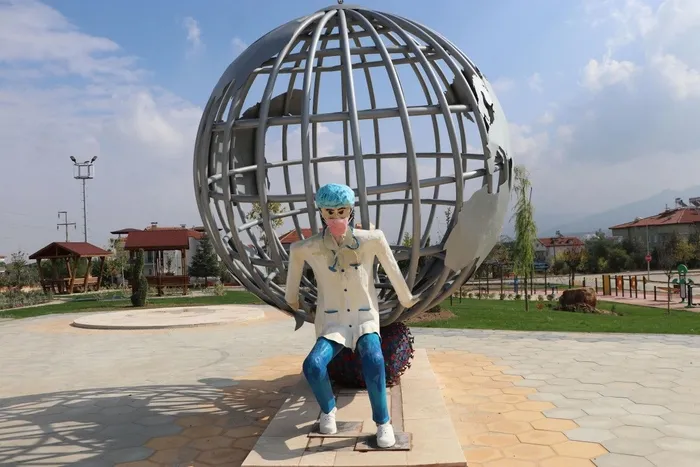 İYİ Partili İbrahim Özkan Merkezefendi’deki heykelleri AK Parti yaptırdı sandı! Fena rezil oldu