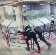 Saldırdığı esnafı 12. kattan aşağı attı! Dehşet dolu anlar