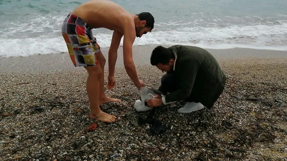 Suda çırpınan martıyı gören genç soğuk havada denize atladı