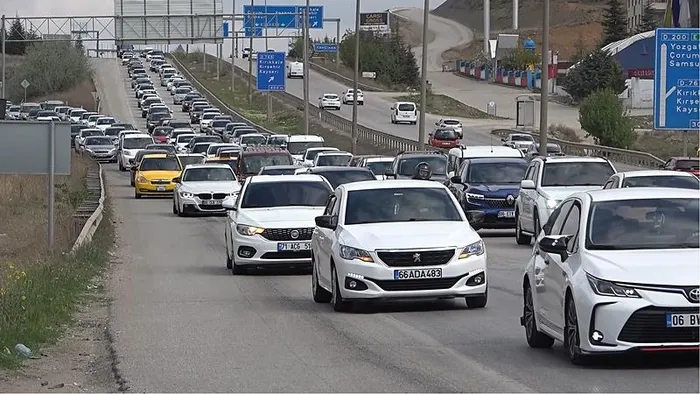 1712926599394.jpeg 43 ilin geçiş güzergahında trafik yoğunluğu! Kilometrelerce araç kuyruğu oluştu - 2