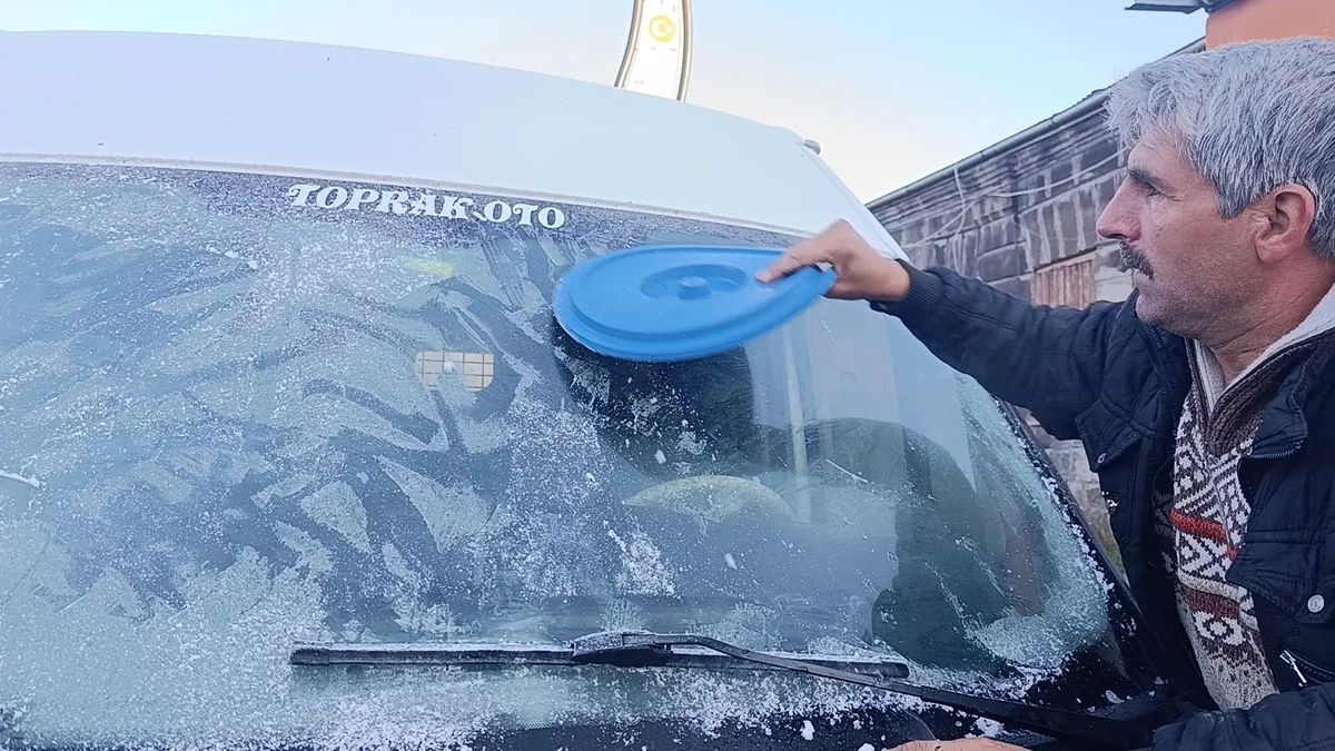 1792912588612.jpg Kars'ta kış erken yüzünü gösterdi! Eksi 6 derecede araç camları buz tuttu - 4