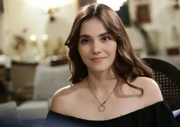 Oyuncu Almila Ada nişanlandı! İşte müstakbel eşi...