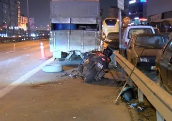 Pendik'te park halindeki kamyonete çarpan motosikletli hayatını kaybetti
