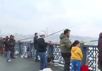 Balık müdavimleri olta atmaya devam ediyor