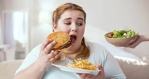 Eşinin kilosuyla alay eden yandı!