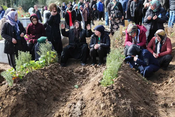 Ailesinin tüm fertleri depremde hayatını kaybetti! Polis memurunun yürekleri dağlayan acısı