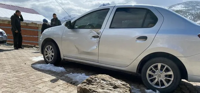 Yamaçtan kopan kayalar sokağa düştü! Otomobil hasar gördü