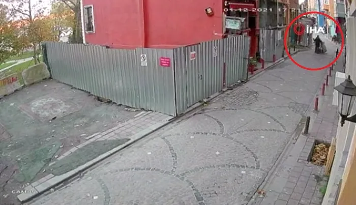 İstanbul Balat’ta metruk bina çöktü 2 kişi son anda kurtuldu! O anlar kameraya yansıdı - 2