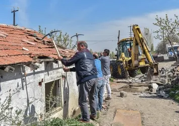 'Evleri yıktırmayız' diyen Dikmenliler kendi evlerini yıkmaya başladı