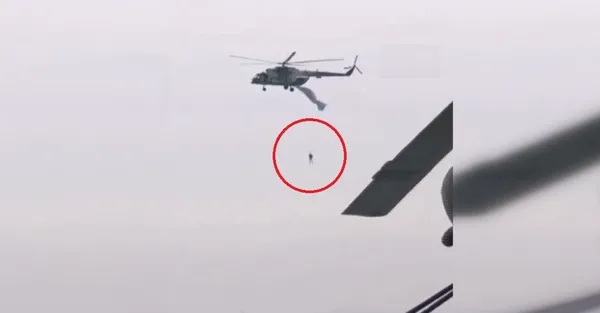 Havada korku dolu anlar! Paraşütçü askeri helikopterde asılı kaldı - 1