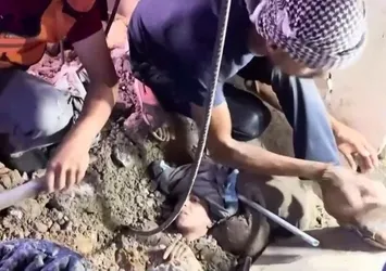 Soykırım ordusu Gazze'de sivil evleri bombalıyor! Molozlar arasında hayata tutundu