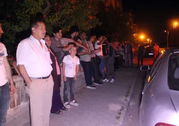 Uzaklaştırma cezası alan eş çatıya çıktı