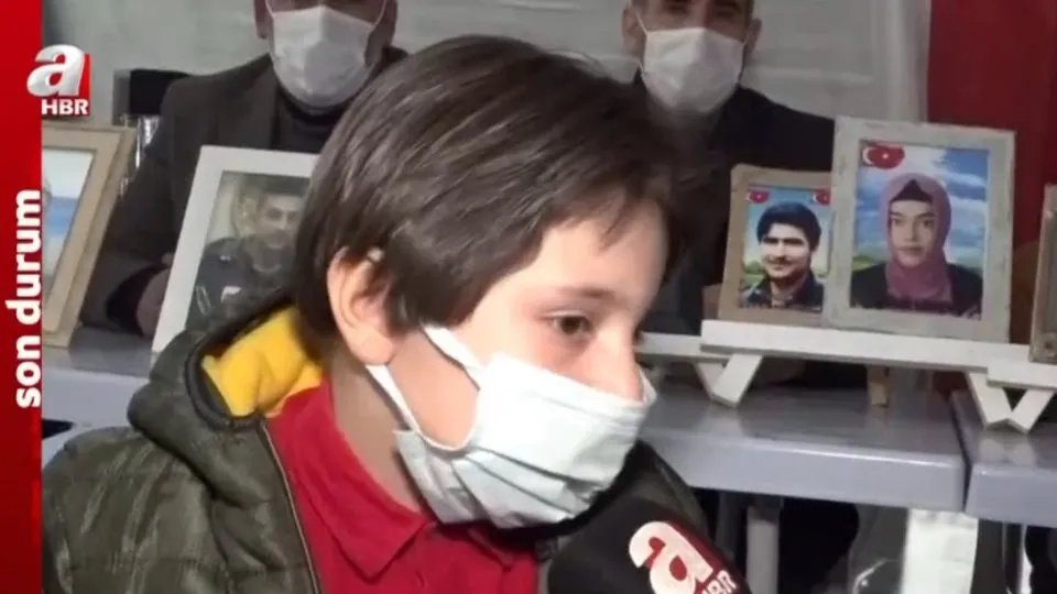 8 yaşındaki Mehmet Öztürk babası için evlat nöbetine katıldı! A Haber’de seslendi: Babamı çok özledim beni görürse yanıma gelsin