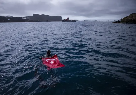 Şahika Ercümen Antartika'da dalış yaptı