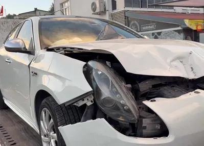 Kavşakta iki otomobil çarpıştı: 2 yaralı