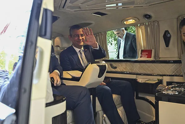 1699274019639.jpg Özgür Özel'e ilk havuç Ekrem İmamoğlu'ndan! Seçimleri kazanmasının ardından ziyaret: Aramızda kardeş ilişkisi var - 8