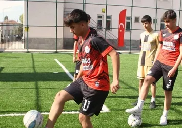Van'da 90 okula halı saha yapıldı