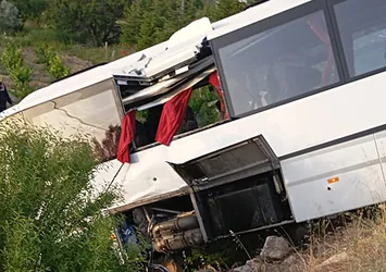 Isparta'da tur otobüsü şarampole devrildi: 16 yaralı