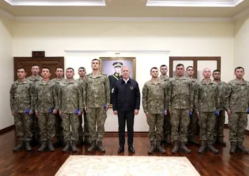Bakan Hulusi Akar, komandoları kabul etti